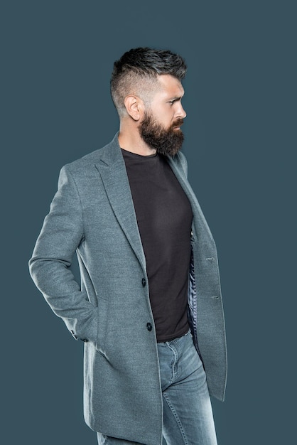 Homme mûr barbu élégant porter décontracté sur fond gris