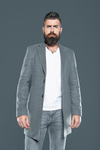 Homme mûr barbu portant une veste sur fond gris vêtements pour hommes