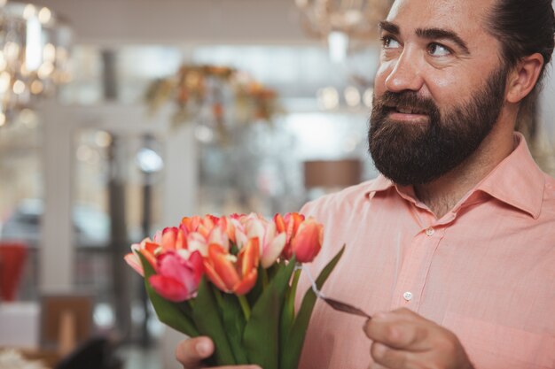 Homme mûr barbu, shopping dans un magasin d'articles ménagers