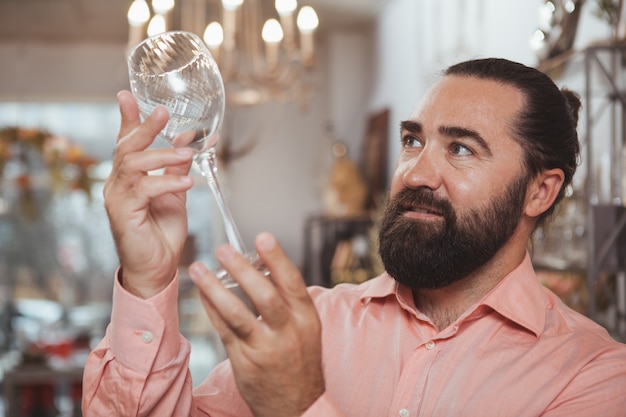 Homme mûr barbu, shopping dans un magasin d'articles ménagers