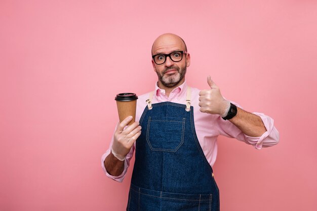 Homme Mûr Chauve Avec Expression Du Doigt Et Café Dans Une Tasse En Carton Recyclable