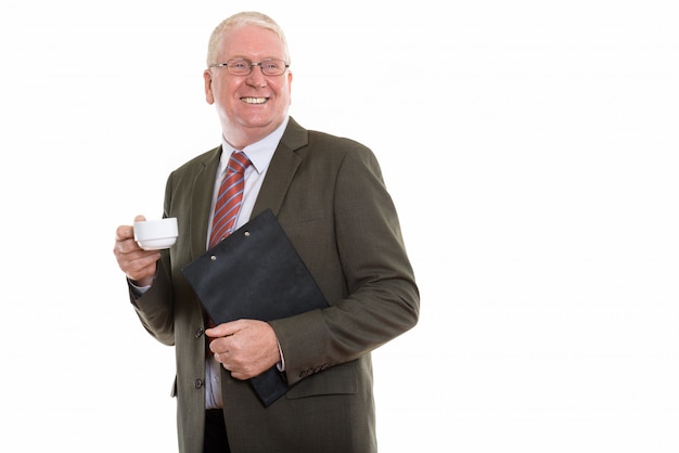 Homme mûr avec un clipboord et une tasse de café