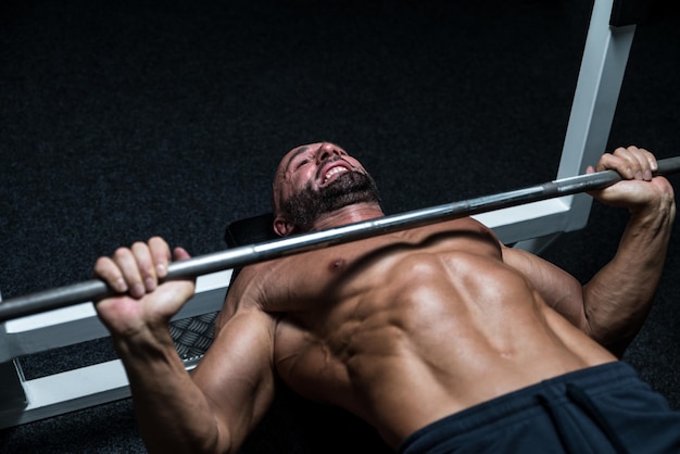 homme mûr, dans, gymnase, exercisme, sur, les, développé banc