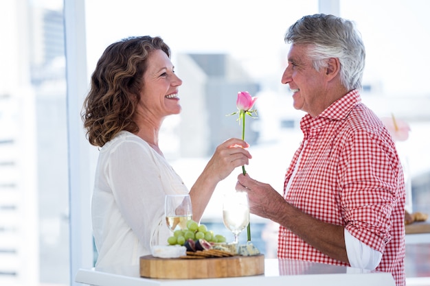 Homme mûr, donner, fleur, à, femme heureuse