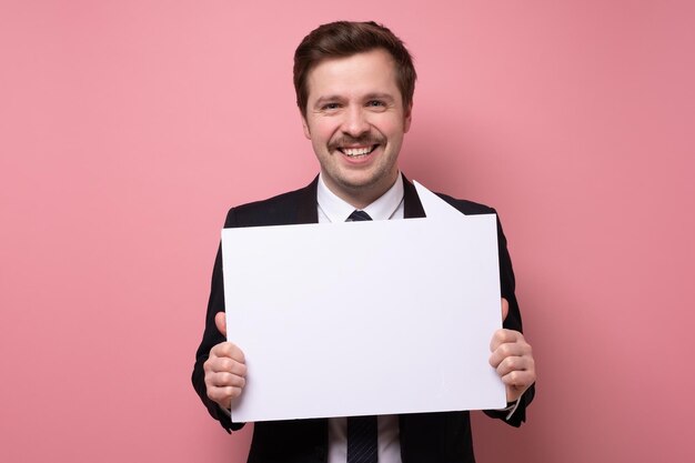 Homme mûr avec drôle de moustache en costume d'affaires avec signe vierge