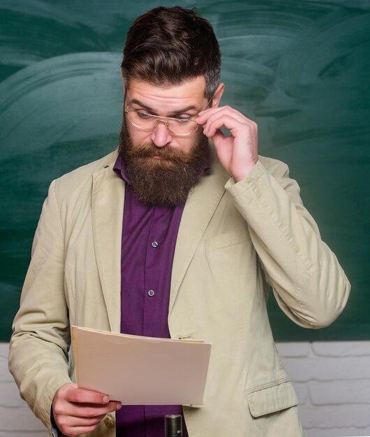 Homme mûr à l'école retour à l'école look intelligent et intelligent éducation informelle concept de chimie la science est la future vie professeur de biologie dans des verres lire papier conférencier lire projet