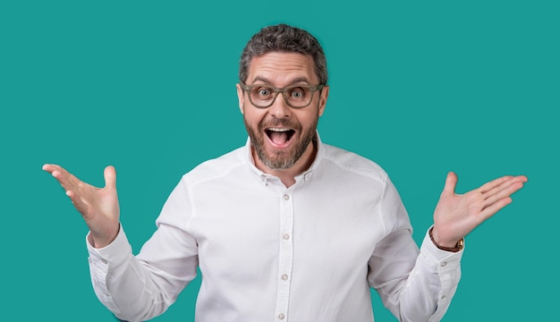 Un homme mûr étonné regarde dans des lunettes au studio un homme regarde dans des lunettes