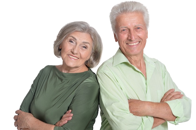 Homme mûr et femme, posant et souriant, sur fond blanc