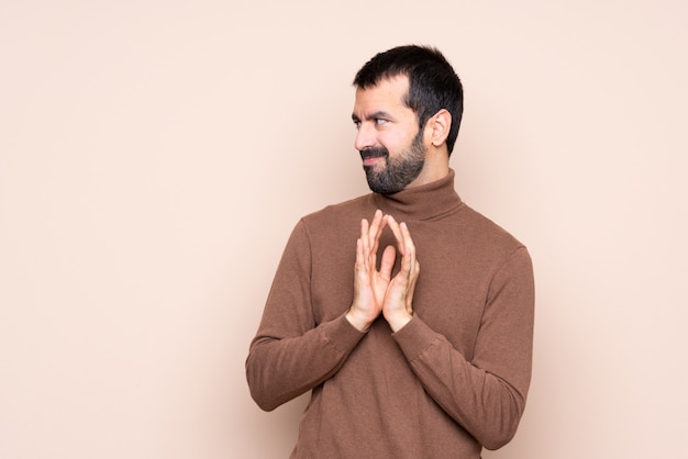 Homme sur mur isolé