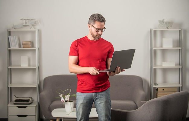 Homme mûr à lunettes utiliser l'éducation en ligne pour ordinateur portable