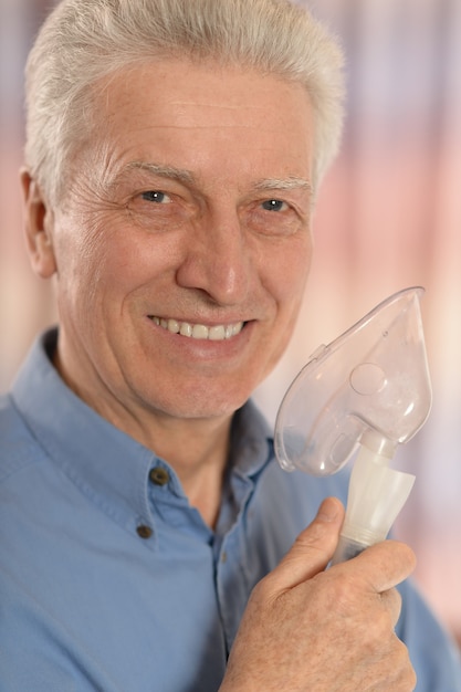 Homme mûr avec masque à oxygène, gros plan