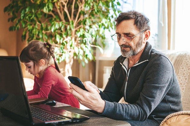 Homme mûr regardant son téléphone