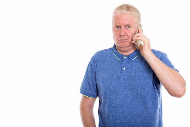 Homme mûr avec son téléphone