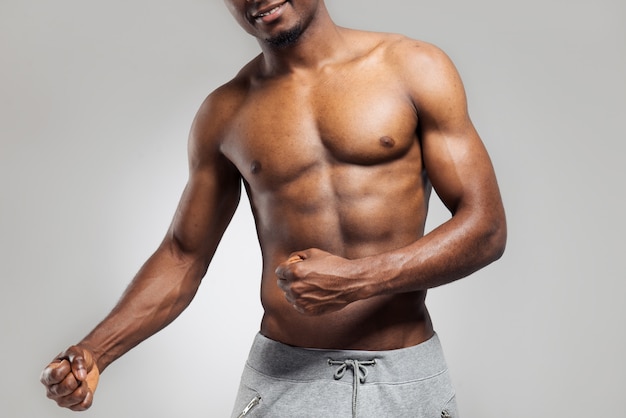 Photo homme musclé afro-américain positif