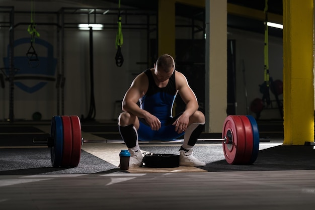 Homme musclé après l'exercice au repos dans la salle de gym