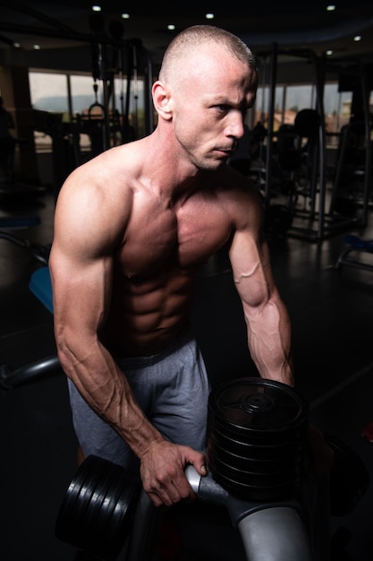 Homme musclé après l'exercice au repos dans la salle de gym