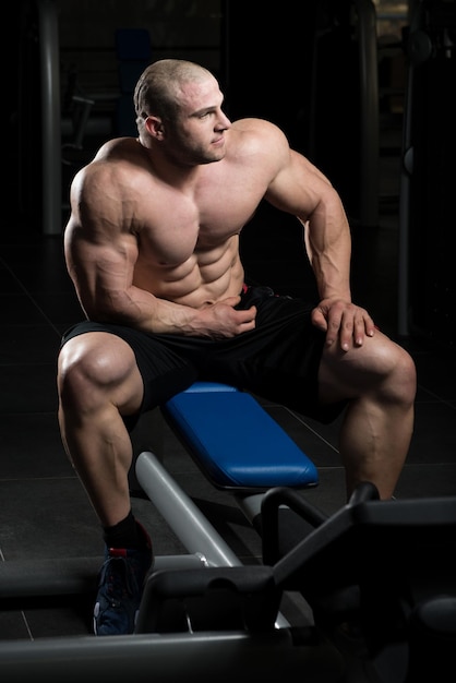 Homme musclé après l'exercice au repos dans la salle de gym