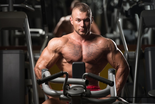 Homme musclé après l'exercice au repos dans la salle de gym