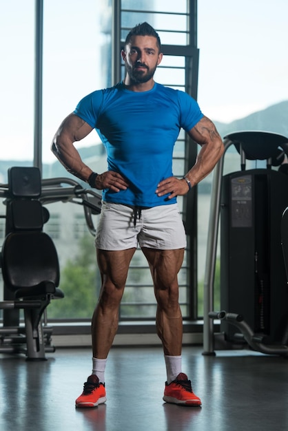 Photo homme musclé après l'exercice au repos dans la salle de gym