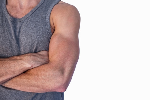 Homme musclé avec les bras croisés