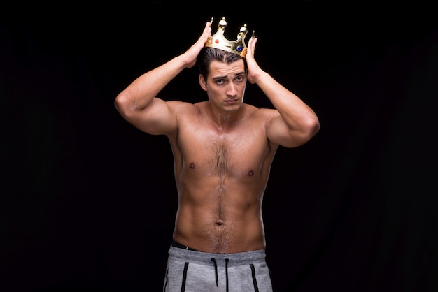 Homme musclé déchiré avec la couronne du roi