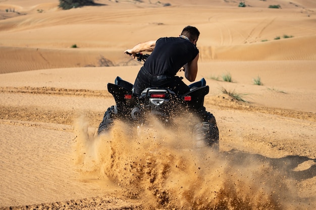 Homme musclé équitation VTT dans le désert