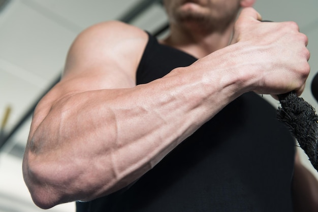 Homme musclé exerçant des biceps