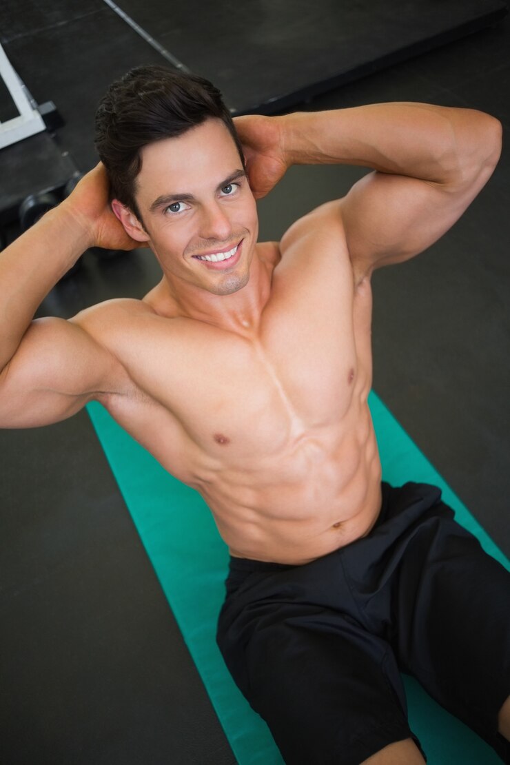 Photo homme musclé faisant des craquements abdominaux dans la salle de gym