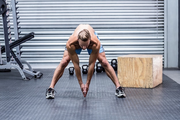 Homme musclé faisant des étirements