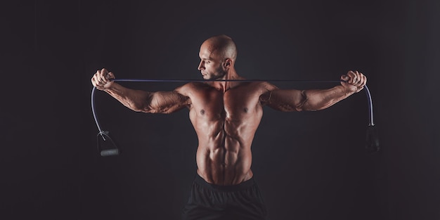 Homme musclé faisant de l'exercice assis athlète d'exercice avec six pack homme blanc sans chemise