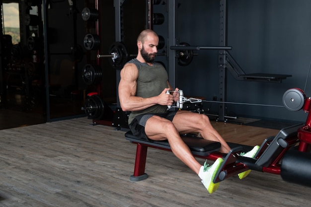 Homme musclé faisant de l'exercice sur la machine