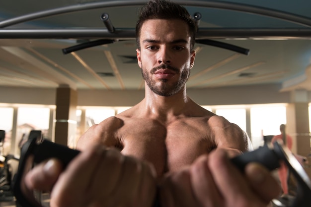 Homme musclé faisant de l'exercice sur la poitrine