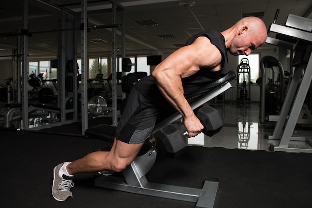 Homme musclé faisant des exercices de poids lourds pour le dos