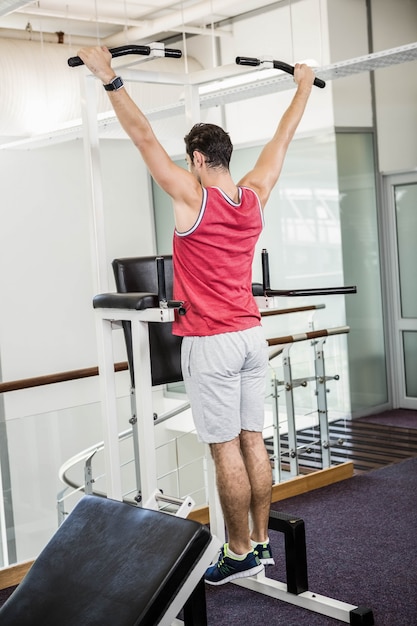 Homme musclé faisant tirer dans un gymnase