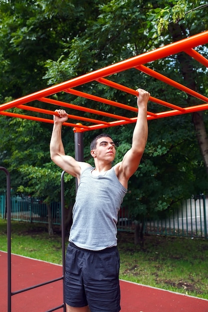 Homme musclé faisant des tractions