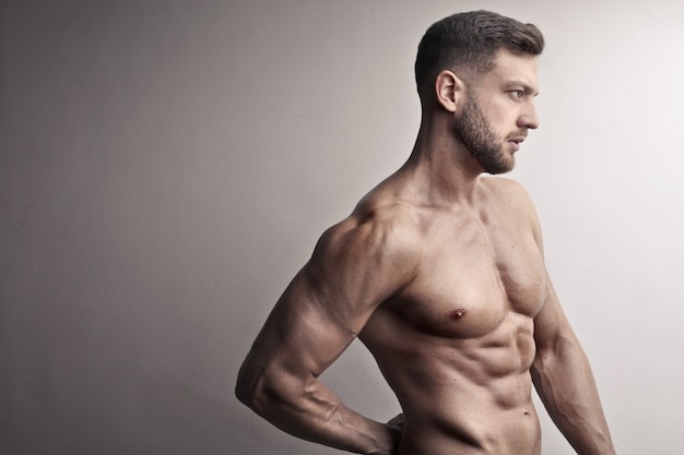 Homme musclé de fitness