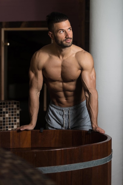 Homme Musclé Flexion Des Muscles Dans Le Sauna