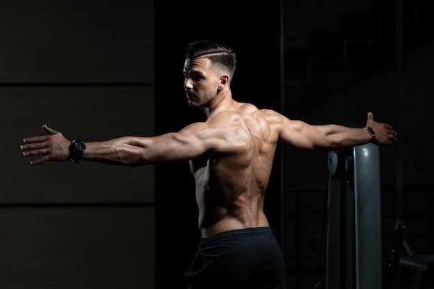 Homme Musclé Flexion Des Muscles Du Dos Pose