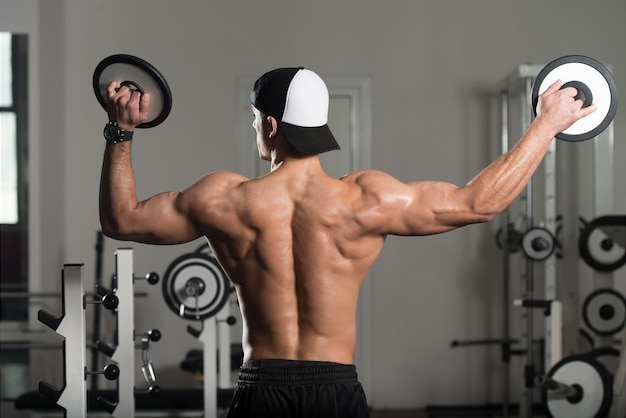 Homme musclé Flexion des muscles avec des poids