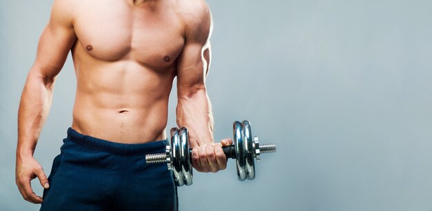 Homme musclé sur fond gris