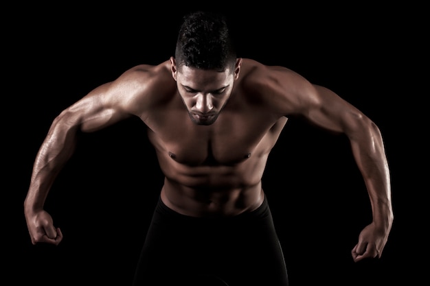 Homme musclé sur fond noir