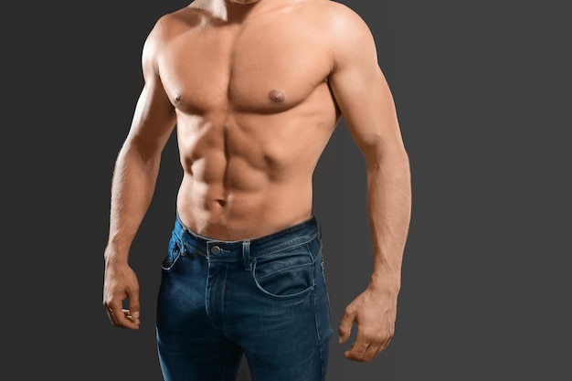 Homme musclé sur fond sombre