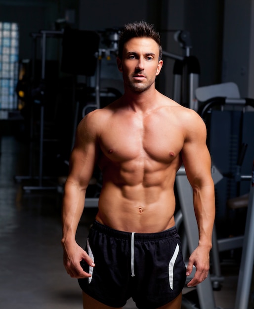 Homme Musclé En Forme De Remise En Forme Posant Sur Une Salle De Sport