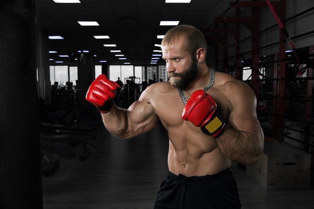 Homme musclé fort boxe au gymnase