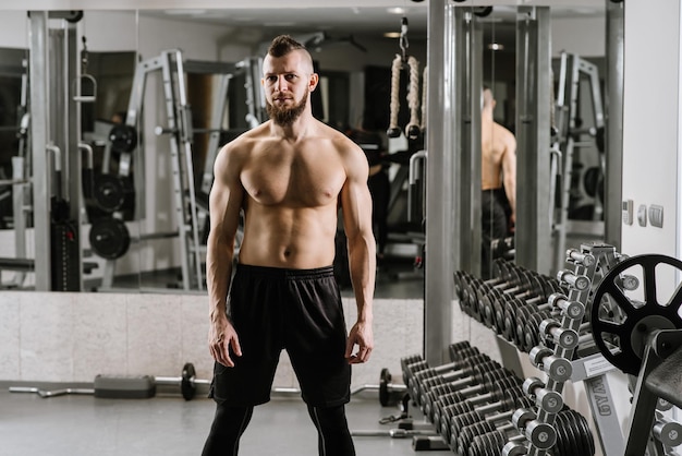 Homme musclé fort prêt pour des exercices dans la salle de gym
