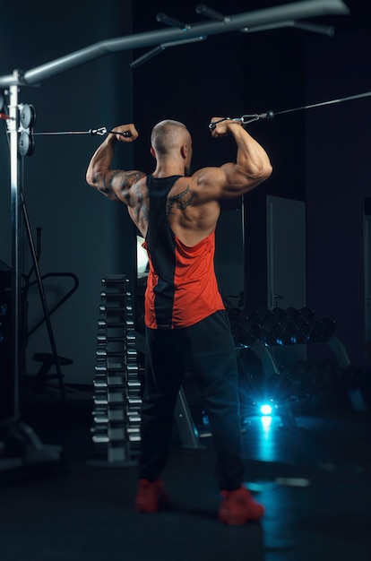 L'homme musclé fort s'entraîne dans la salle de gym