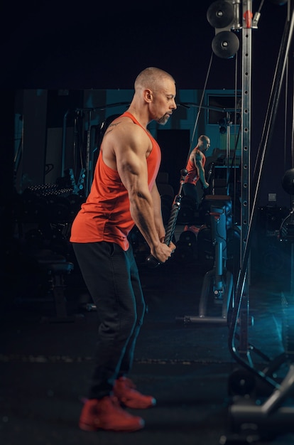 L'homme musclé fort s'entraîne dans la salle de gym