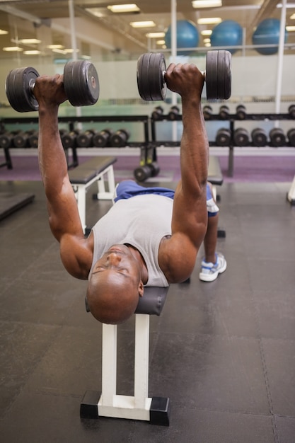 Homme musclé avec des haltères