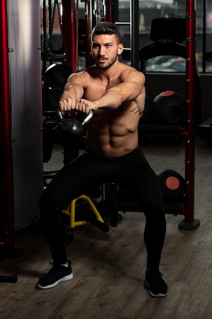 Homme musclé avec kettlebell