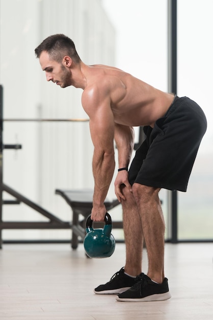 Homme musclé avec kettlebell